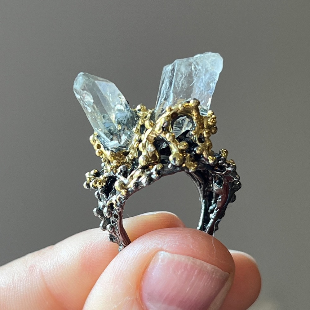 Crystal Point black & gold statement ring. Sz 7